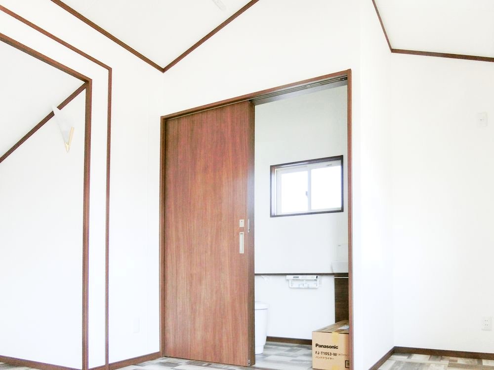 プラム1100 室内からトイレを望む