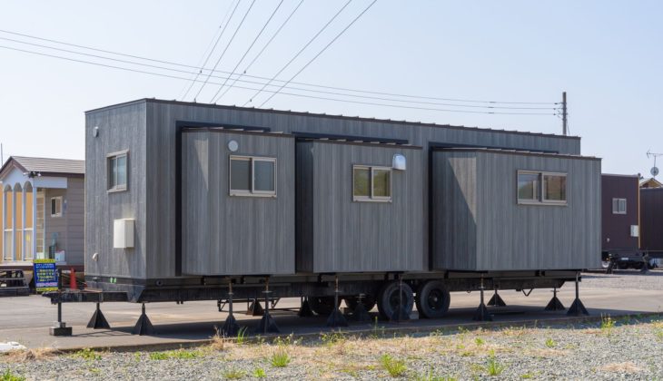 トレーラーハウスの室内を広く使えるチップアウト/スライドアウトの技術